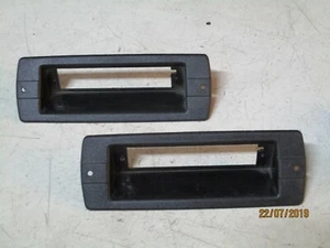 PAAR HALTERUNGEN - HALTERUNGEN SCHEINWERFER KENNZEICHENLEUCHTE LANCIA THEMA - NEU - ORIGINAL - Bild 1 von 1