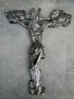 Crucifix design plaque argent moderniste christ stylisé