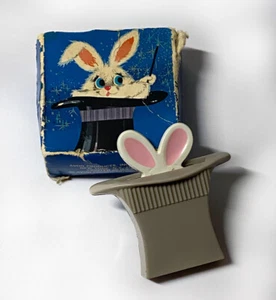 VINTAGE AVON MAGIC RABBIT PIN (1975) / Vintage Magic Collectible - Picture 1 of 5