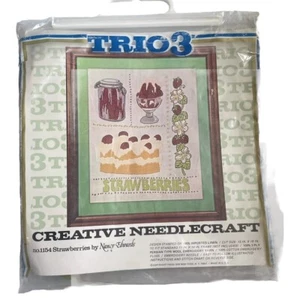 1976 Vintage TRIO 3 Creative Needlecraft Kit Ricamo #1154 FRAGOLE | NUOVO - Foto 1 di 6