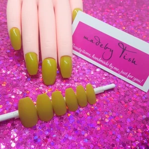 Ready To Wear - Das Gras ist grüner | Hellgrün | Sarg oder Stiletto Nagel Set - Bild 1 von 7