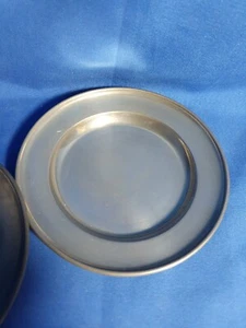 Pair of Small Williamsburg Stieff Pewter Plates, 1 Plain & 1 Engraved - Picture 1 of 7