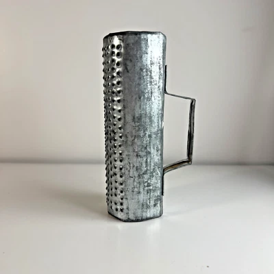 Guira/guiro de merengue de hojalata vintage Foto 1 de 4