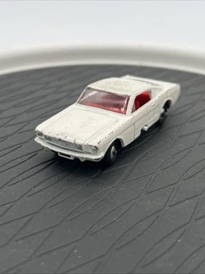 Caixa de fósforos vintage 1966 Lesney série nº 8 Ford Mustang Fastback branco com carro vermelho - Imagem 1 de 4