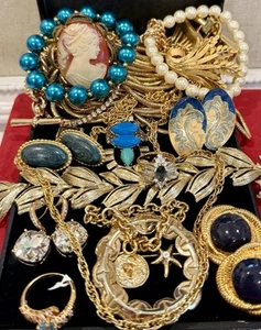 Vintage Estate Costume Jewelry Lot! MONET, LISNER and more! - Picture 1 of 5