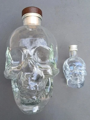 Botella Crystal Head Vodka 750 ml, junto con una bonificación de 50 ml Crystal Head-Vacío Foto 1 de 4