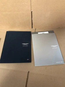 ASTON MARTIN DBS 2008 PROSPEKT BUCH MIT MODELLPALETTE UND FARB-/RAND BROSCHÜREN - Bild 1 von 6