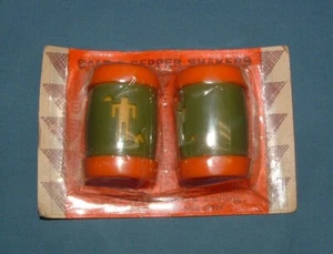 VINTAGE KUNSTSTOFF INDISCHE TROMMELN SALZ & PFEFFERSTREUER - NEU IN VERPACKUNG - Bild 1 von 3