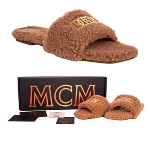 37 NUEVAS SANDALIAS $490 MCM Marrón Tostado Italiano Piel Fx TRAVIA MCM LOGOTIPO DORADO Deslizables Planas - Imagen 1 de 19