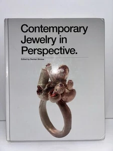 Zeitgenössischer Schmuck in Perspektive von Mitarbeitern des Kunstschmuckforums (2013, Hardcover) - Bild 1 von 2