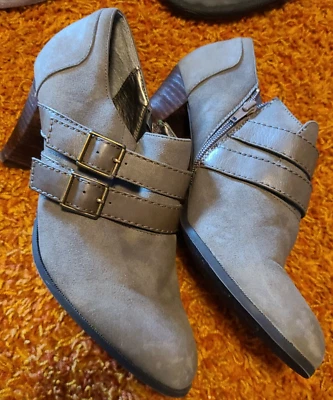 Botines de mujer de imitación de cuero talla 11 gris con hebillas y cremallera tallados al tobillo Foto 1 de 4
