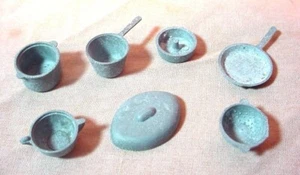LOTE DE OLLAS Y SARTENES VINTAGE MINIATURA PELTRE/PLOMO CASA DE MUÑECAS - Imagen 1 de 1