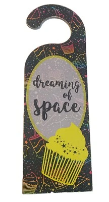 Percha de puerta temática de comida chatarra y comida rápida color neón “dreaming of Space” Foto 1 de 4