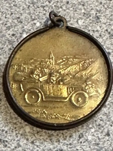 Antiguo coche antiguo con cubierta medalla católica de San Cristóbal de 1920 tono dorado - Imagen 1 de 5