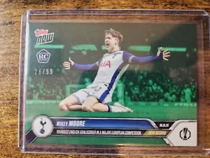 2025 Topps Now UEFA Mikey Moore il più giovane marcatore inglese Rookie Green /99 #17 - Foto 1 di 2