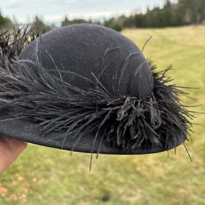Vintage Bellini Hat Doeskin Felt Black Wool Boa Feather Trimmed 20" Chic Derby - Picture 1 of 9