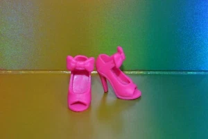 GENUINE MATTEL BARBIE DOLL SHOES #54 DARK PINK BOW HEELS - Picture 1 of 1