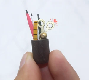 Juego de bolígrafos de oficina en miniatura 1:12 para casa de muñecas A105 - Imagen 1 de 2