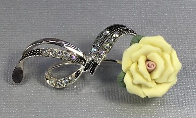 Broche prendedor vintage de porcelana amarilla rosa dulce con pedrería Avon Foto 1 de 4