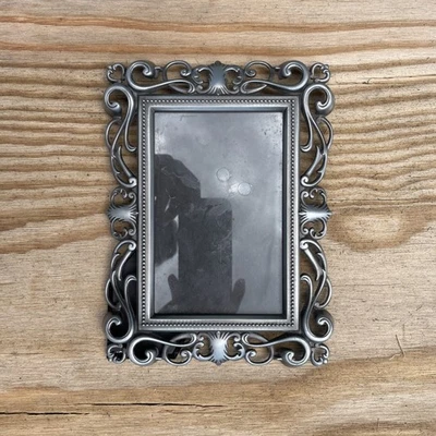 Marco de fotos Malden 4x6 metal de peltre adornado con joyas Foto 1 de 4