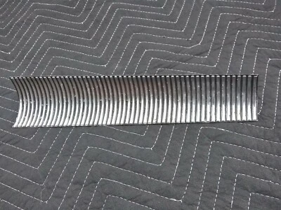 1965 CHRYSLER IMPERIAL PEÇA DE ACABAMENTO DE PARA-CHOQUE TRASEIRO - Imagem 1 de 4