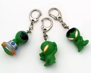 Green SPACE ALIEN with Goggles Spaceship Sign KeyRing Keychain 3 Versions New - Picture 1 of 11