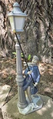 LLADRO EL FAROLERO 5.205 Porcelain Figurine Man With Street Lamp Lightpost *READ - Image 1 of 4