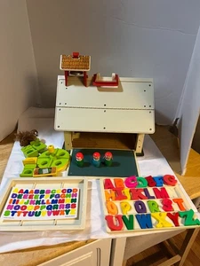 Vintage 1971 Fisher Price Little People Schulhaus #923 mit Spielzeug + Glocke funktioniert! - Bild 1 von 9
