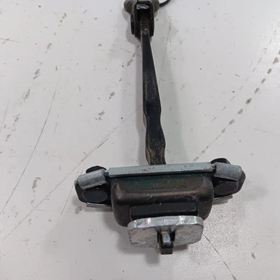 Retención de tapón de bisagra trasera pasajero derecho Kia Optima 2018 2017 2016 Foto 1 de 4