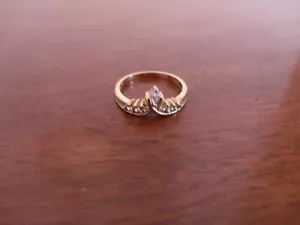 COLLECTIBLE NEVADA JEWELRY CO. GOLD TONE RING WITH WHITE STONES SIZE 8 MARKED - Picture 1 of 5