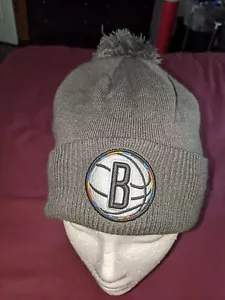 Berretto in maglia grigio NBA Brooklyn Nets NUOVA ERA - Foto 1 di 4