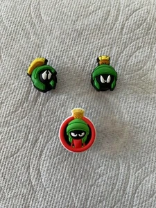 DIJES DE ZAPATOS MARVIN EL MARCIANO JIBBITZ MARVIN EL MARCIANO SE ADAPTA A COCODRILOS JIBBITZ - Imagen 1 de 4