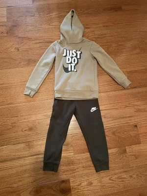 Sudadera Nike Niños Beige Y Verde Oliva Talla 5 Foto 1 de 4