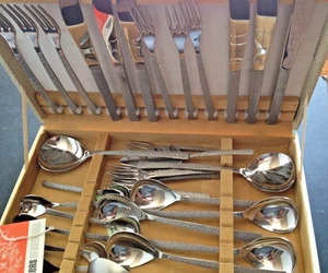 1960’S VINERS 33 PIECE GERALD BENNEY STUDIO CUTLERY SET BOXED BARK Design - Picture 1 of 4