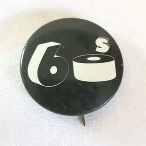Botón de metal vintage de los años 60 con alfiler trasero de 1" de diámetro blanco y negro efímero sin marca - Imagen 1 de 3