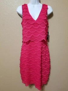 Guess Kleid Damen Gr. 8 Himbeere gewellte Fransen Spitze Stufen Cocktail Party Neu - Bild 1 von 11