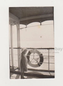 Adorable foto instantánea inusual joven niña niño barco sombras abiertas - Imagen 1 de 7