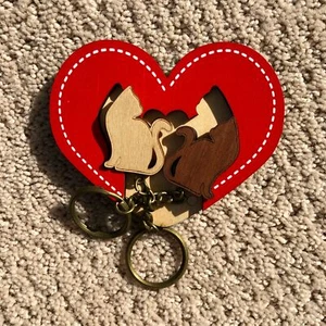 DAZZY LIFE KEY HOUSE WOODEN FELINE DUET DKH014 KEYCHAIN HANDMADE CUTE CATS HEART - Picture 1 of 7