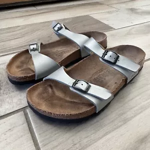 Sandali Birkenstock argento doppio cinturino fibbia Birki's donna taglia 8 stretti - Foto 1 di 10