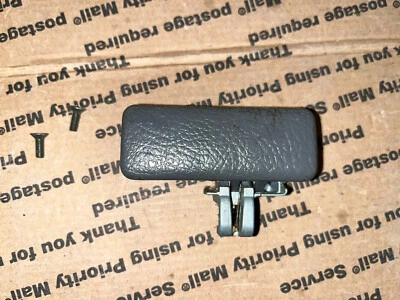 Guantera Suzuki Esteem 2000 compartimento pestillo mango gris con tornillos Foto 1 de 4