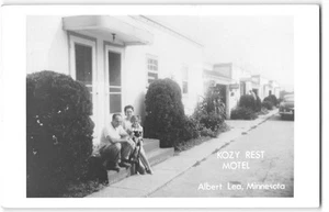 RPPC KOZY REST MOTEL Albert Lea, Minnesota Roadside 1950s Vintage Postcard - Picture 1 of 2