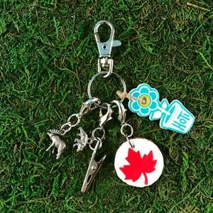 HOTI Red Canadian Maple Leaf White Cork Moose Bear Charm Roach Clip Keychain NWT - Foto 1 di 7