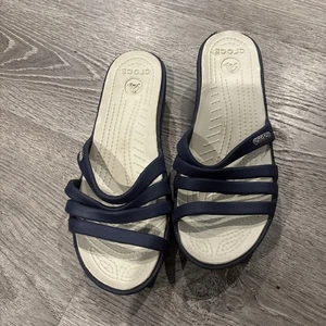Crocs Rhonda Damen-Sandalen 7 blau Komfort Riemchen Keilabsatz Slipper Schlappen Strand - Bild 1 von 5