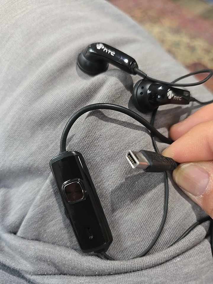 OEM HTC S200 Stereo Hands-Free Headset for HTC Touch Pro - Image 1 of 3