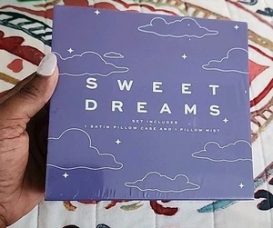 Love X June Sweet Dreams funda de almohada satinada y juego de niebla de almohada - Imagen 1 de 3