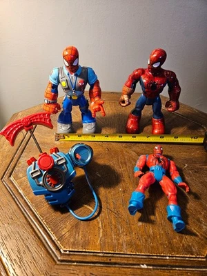 Lote de 3 figuras de héroes de acción de Spiderman y amigos Foto 1 de 3
