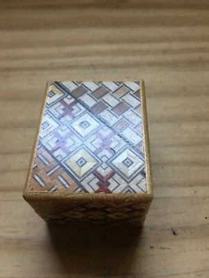 复古箱根镶木工作日本秘密盒传统工艺品小盒 2.25 升 — 第 1/4 张图片