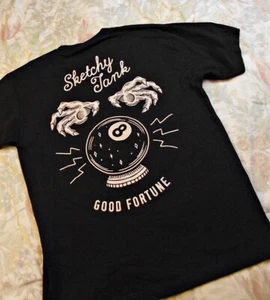 NUEVO NUEVO SIN ETIQUETAS Camiseta Negra Mediana Lurking Class Sketchy Tank Good Fortune 8 Ball - Imagen 1 de 6