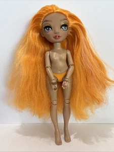 Bambola moda Rainbow High Meena Fleur capelli arancioni oro hennè mani serie 4 nude - Foto 1 di 8