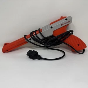 Original 1985 Nintendo NES Zapper Gun Blaster - Autenthic (NES-005 OEM Orange) - Picture 1 of 6